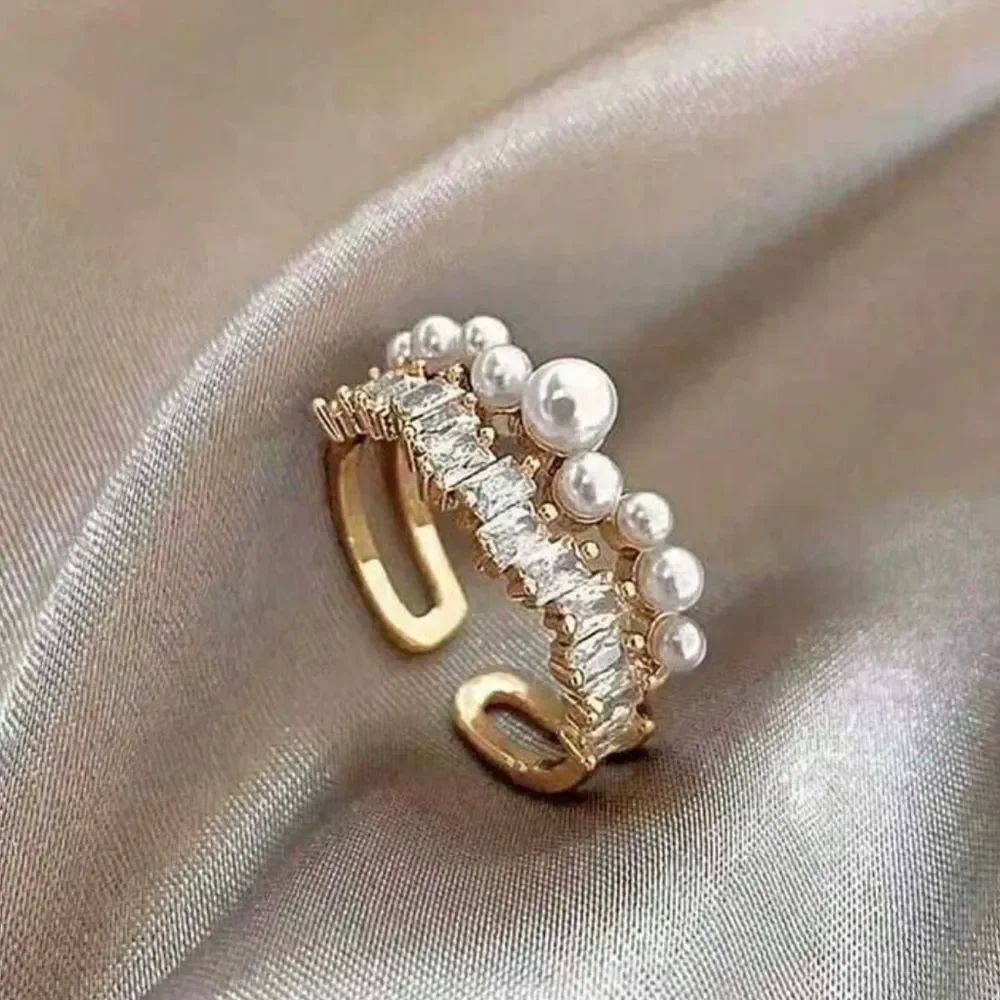 Elegant Gold and Pearl Ring R106